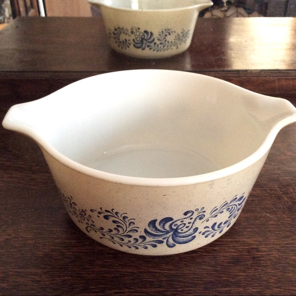 Vintage Pyrex Homestead mixing bowl
